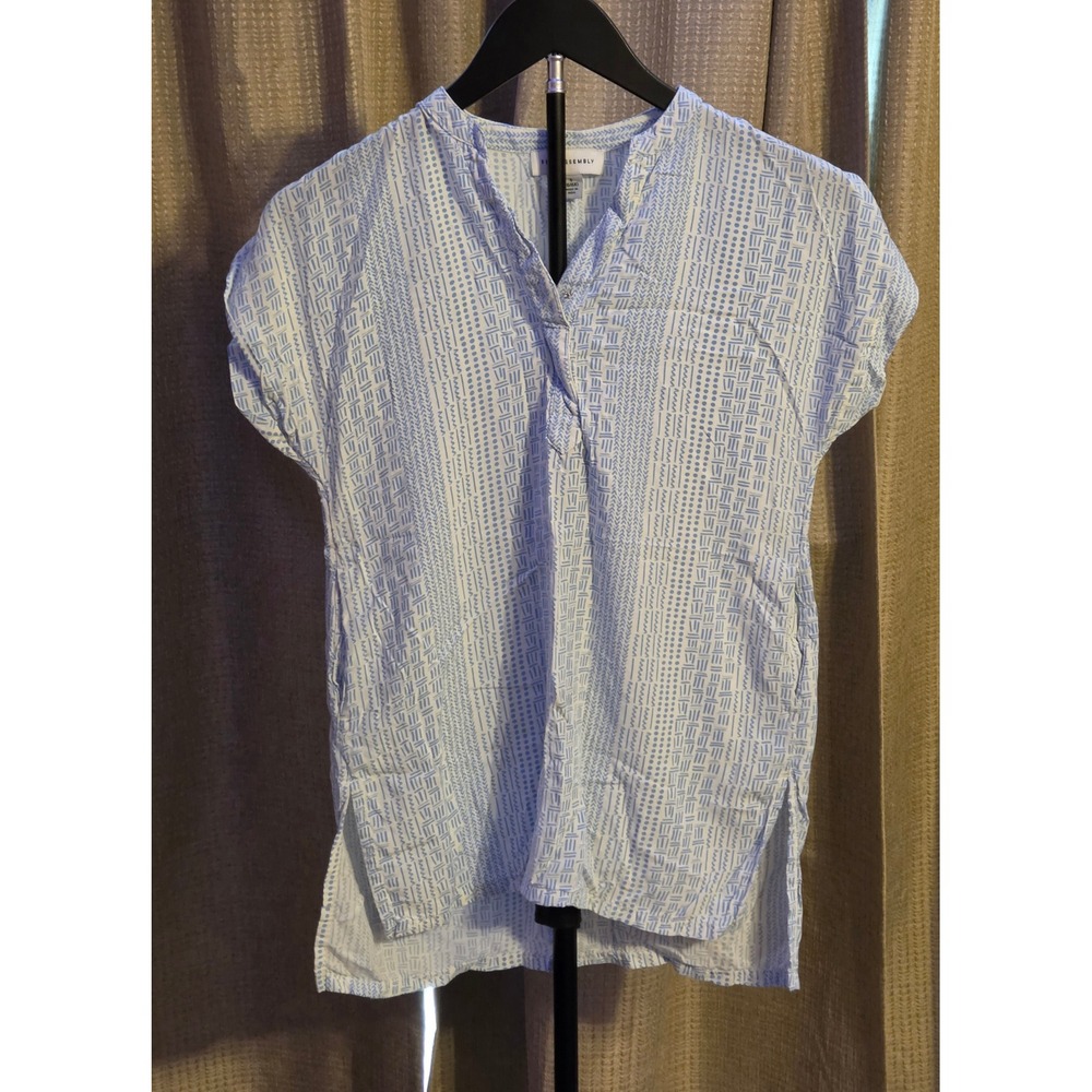 Free Assembly Geometric Pattern V-Neck Blouse Women's Size Small Blue White